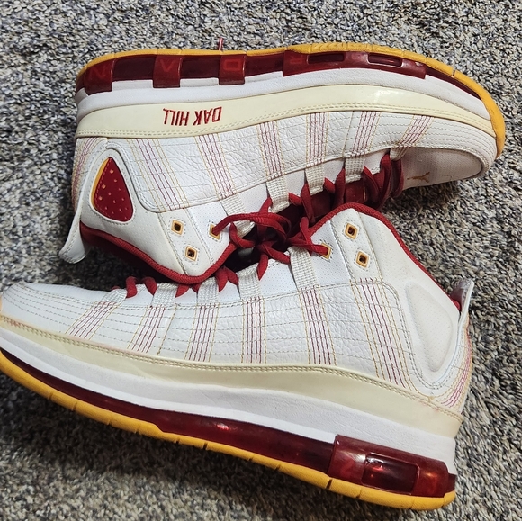 Jordan Take Flight- Oak Hill edition. 2010. Size 9 - Picture 1 of 8